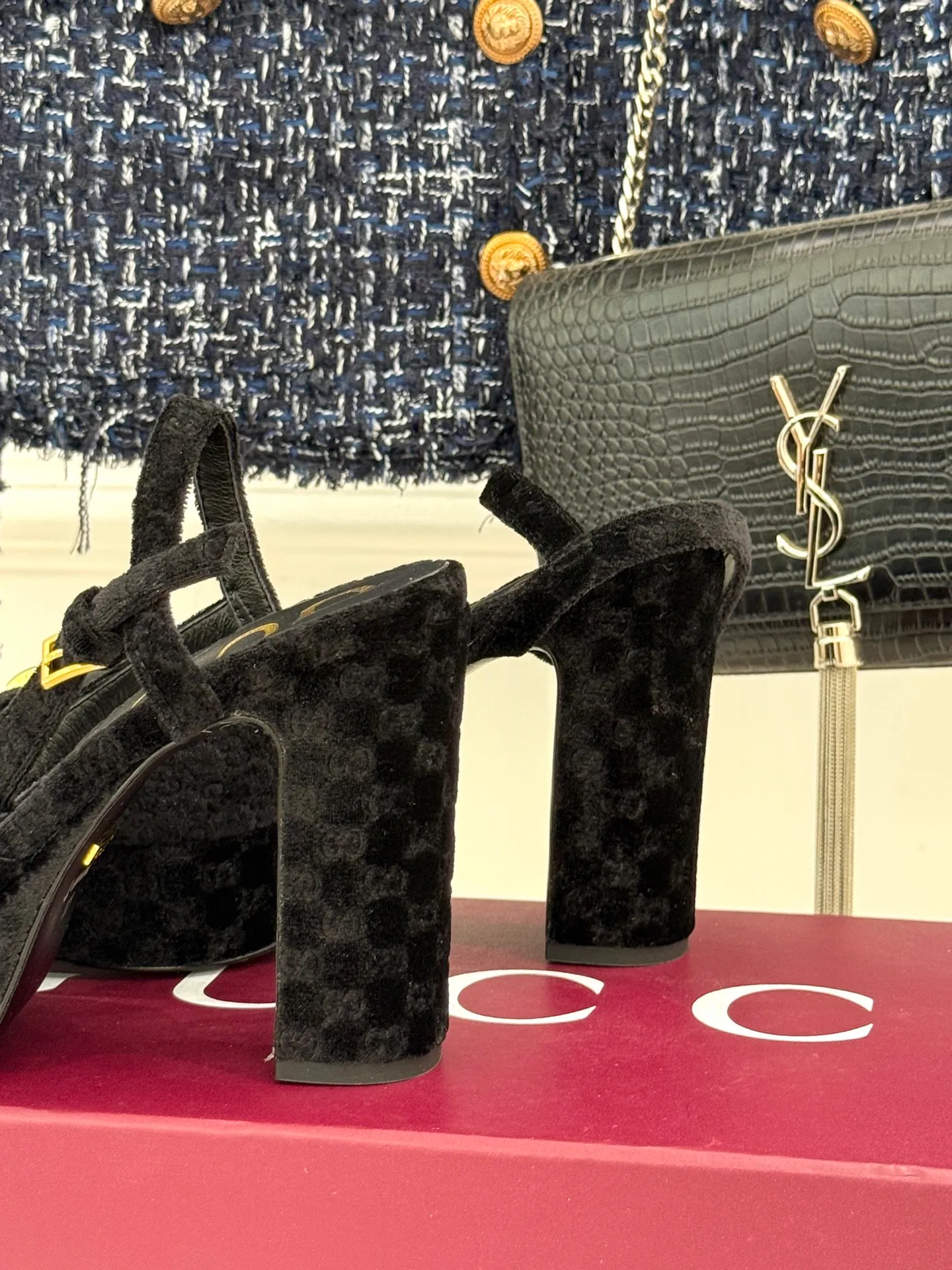 Factory direct sales p660🐘🐘Women's shoes Women's clothing Gucci/Gucci classic horsebit pointed velvet square toe waterproof platform high-heeled sandals When the classic horsebit meets velvet texture, these sandals have become synonymous with elegance and individuality. The square toe design breaks the sharpness of the pointed toe and adds a bit of retro laziness. The delicate velvet upper feels luxurious and shows a high-end texture with the flow of light and shadow. Every step brings a gentle aura. The iconic metal horsebit embellishes the shoe body, instantly awakening brand recognition and cleverly blending retro style with modern fashion. The golden ratio of waterproof platforms and high heels not only lengthens the leg lines but also reduces walking pressure, allowing elegance without compromising comfort. Whether worn with a gorgeous dress to attend a dinner party or paired with retro jeans for a daily look, it can easily hold the spotlight and become the finishing touch in the look, highlighting unique taste and extraordinary style. The fabric is made of original customized velvet and the inner pads are all sheepskin. Heel height: 10.8 Water platform: 3.3 Italian imported genuine leather outsole size: 35-39 (40/41/42 customized)